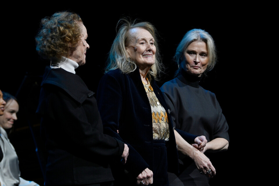 Dramaten arrangerar en hyllningskväll om och med årets Nobelpristagare i litteratur, Annie Ernaux, här med skådespelarna Irene Lindh (tv) och Lena Endre (th).