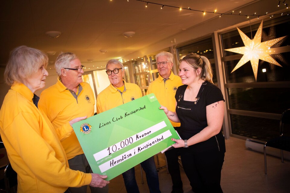 Lions Club Kristianstad delade ut 10000 kronor till föreningen Hemlösa i Kristianstad. Föreningens ordförande Caroline Svensson tog emot checken.