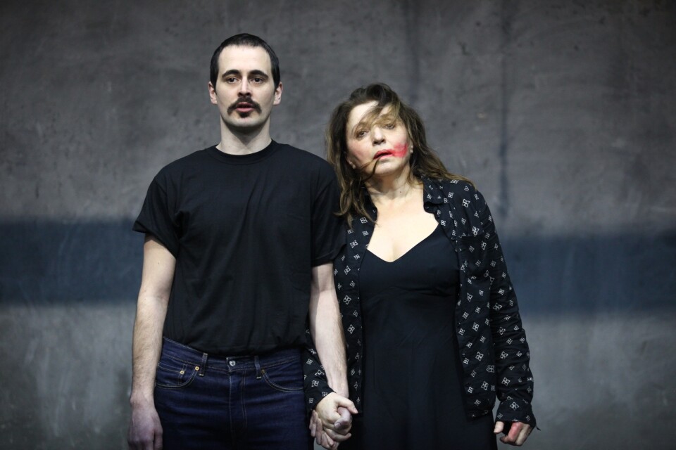 Enes Salkovic och Mirjana Karanović övertygar med ett levande, nära samspel i den bosniska pjäsen ”Vi är dom föräldrarna varnade oss för”.