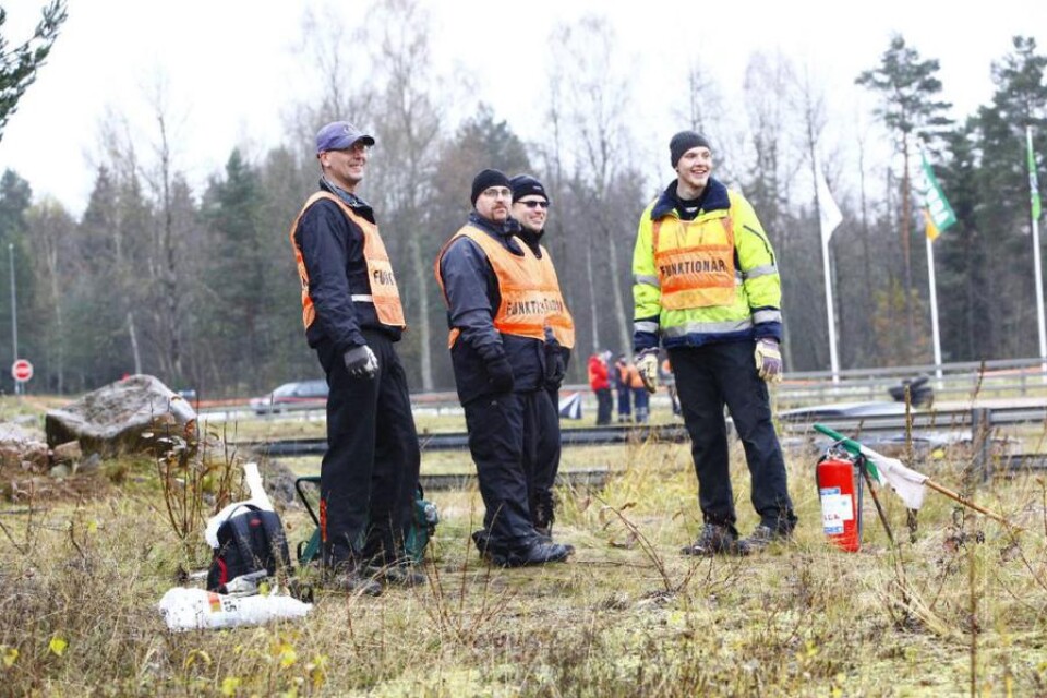 Mikael Lindkvist och Johannes Sköld står längst till vänster på bilden och njuter av att komma nära bilarna under tävling.