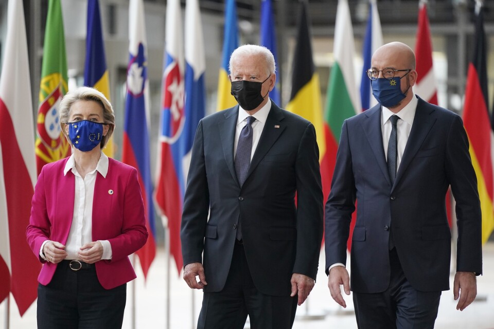 EU-kommissionens ordförande Ursula von der Leyen, USA:s president Joe Biden och EU:s rådsordförande Charles Michel på väg in till sitt toppmöte i Bryssel.