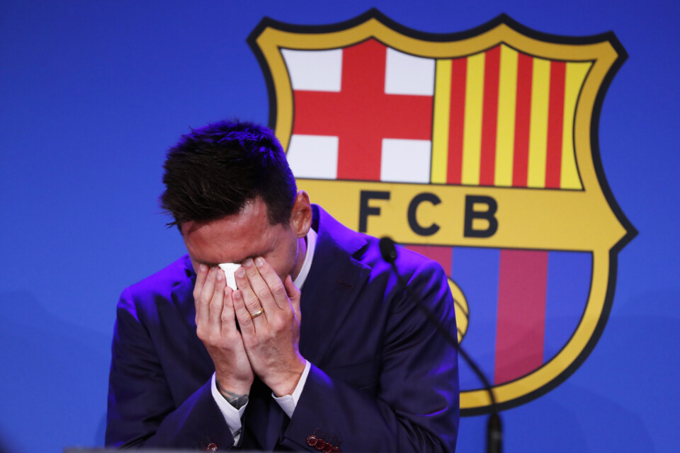 En känslosam Lionel Messi sade farväl till Barcelona på en presskonferens under söndagen.