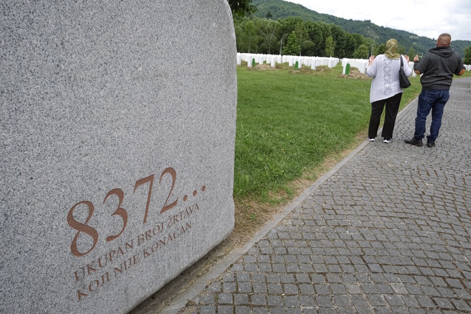 Besökare vid begravningsplatsen i Potočari nära Srebrenica, där över 8 000 män och pojkar miste sina liv i ett folkmord 1995. På minnesstenen står det skrivet: "8 372 offer, siffran är inte slutgiltig".