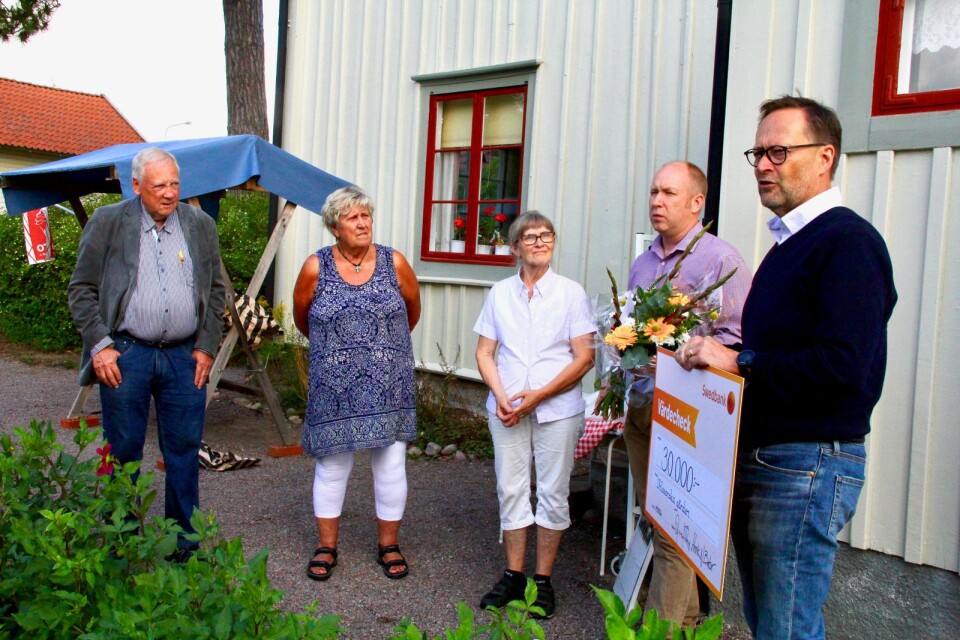 Ronny Ramberg, Ulpu Thörnström, Britt-Marie Ljunggren från Olssonska gården fick 30 000 kronor av Henrik Nilsson Bokor och Johan Landström från Sparbanksstiftelsen kronan.