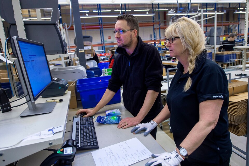 Teamcheferna Joakim Nilsson och Ingrid Johnsson upplever för närvarade stor press för att bistå Apotekets partner Tamro med försörjningskedjan.