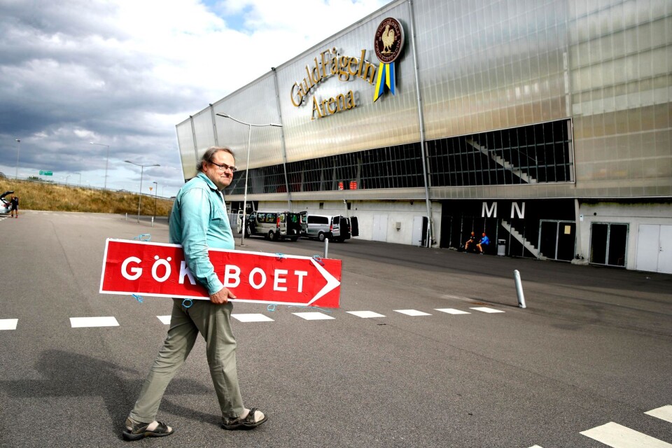Gunnar Rydström är övertygad om att köpet av arenan både är och blir en dålig affär för kommunen. Därför döpte han om den till Gökboet, och gjorde en egen skylt. Men han satte aldrig upp den.