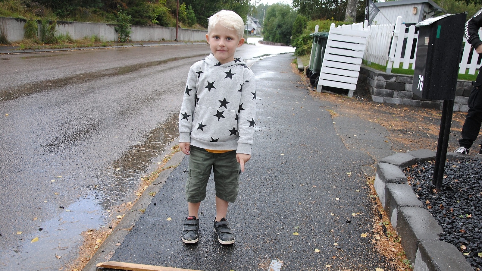 Elias Persson, 5, visar hur ett gupp kan se ut, enligt hans modell. 				          Foto: Maja Ögren Andersson