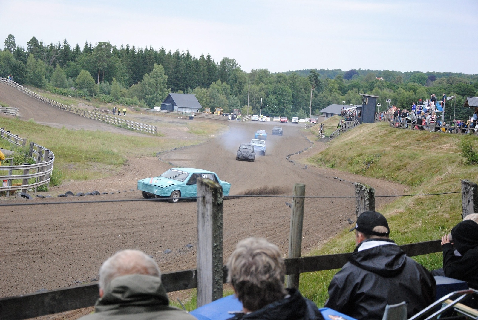 Publiken kommer nära bilarna på Harabackens motostadiom. Foto: Christoffer Ferdinandsson