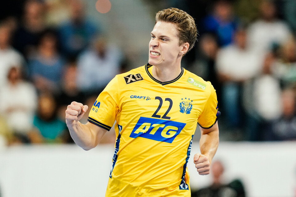 Sverige fick en drömstart på landslagssäsongen. Här firar Lucas Pellas ett av sina mål i 37–33-segern.