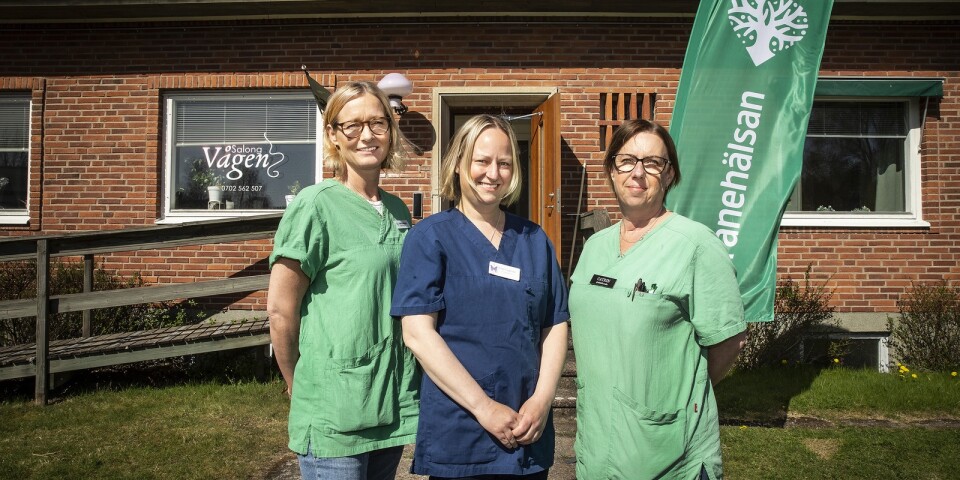 Linda Svensson, Frida Fagerdal och Catrin Westberg kommer att bemanna den nya vårdmottagningen i Dalstorp. I måndags tog de emot allmänheten som kom för att se de nya lokalerna.