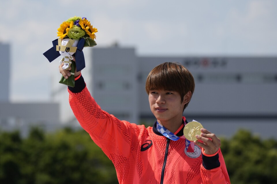 Yuto Horigome med den historiska guldmedaljen.