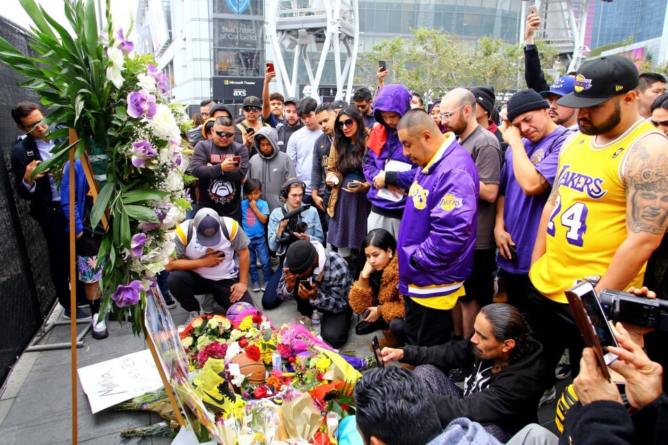 Fans till Kobe Bryant hedrade honom med att lägga blommor utanför Staples Center, Los Angeles Lakers hemmaarena.