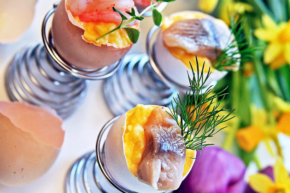 Fyllda ägg toppade med sill, räkor och färska örter blir lätt påskbufféns favoriter.