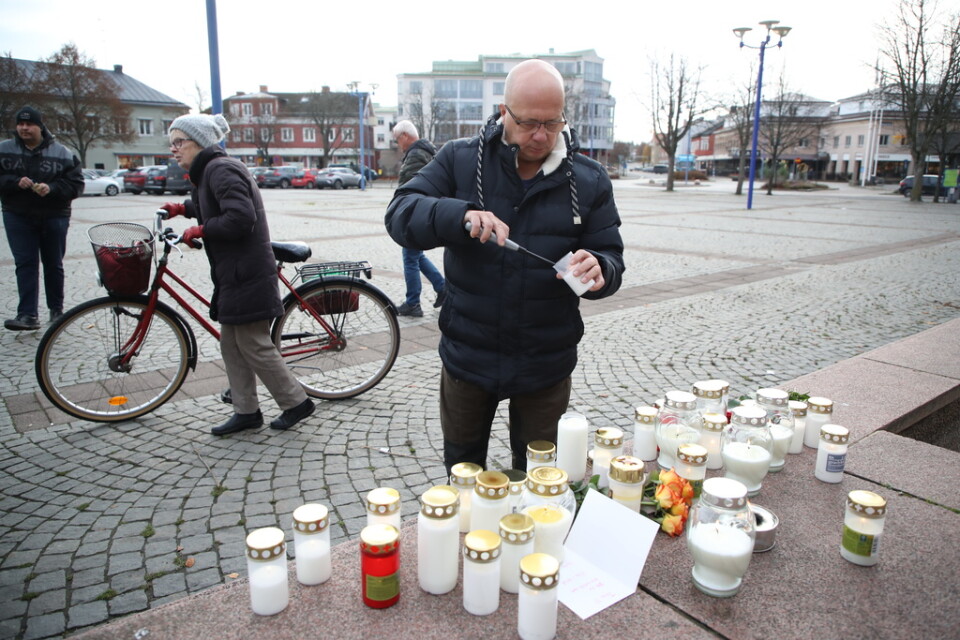 Vetlandabon Peter Fransson tänder ett ljus på torget i Vetlanda för 21-åringen som hittats död.