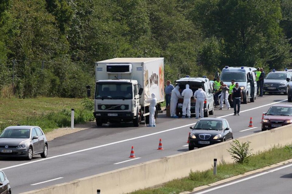 En liten flicka och tre pojkar finns bland de 71 dödsoffren som hittats i en lastbil i Österrike. Tre misstänkta, som tros tillhöra en liga som smugglar människor, har häktats i Ungern. Dödsoffren är troligen från Syrien, enligt österrikisk polis. Dödso
