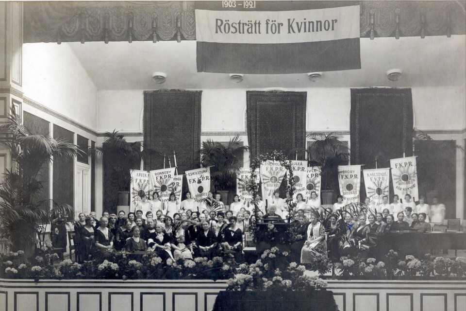 Under det här mötet 1921, med Ellen Key i talarstolen, firas rösträttssegern. Flera lokalavdelningar av FKPR är representerade, bland annat Ronnebys vars banderoll syns näst längst till vänster.