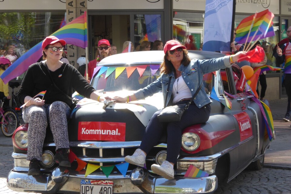 Bilparad på Prideparad! Fackförbundet Kommunal satsade på kärlek på motorhuven.