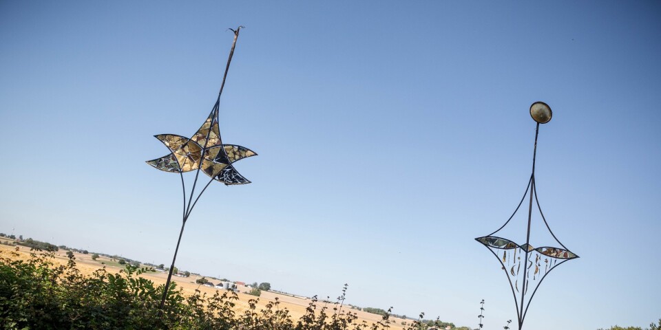 Karin Wards skulpturer sträcker sig som kyrkspiror mot himlen. Den vänstra kallad ”Sarons lilja”, den högra ”Öknens tårar.”