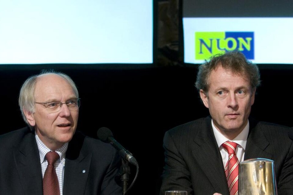 Vattenfall avgående vd Lars G. Josefsson och hans efterträdare Öystein Löseth, till höger i samband med en presskonferens i Amsterdam i februari i år, när Vattenfall köpte holländska elbolaget Nuon, som Löseth för närvarande är vd för.