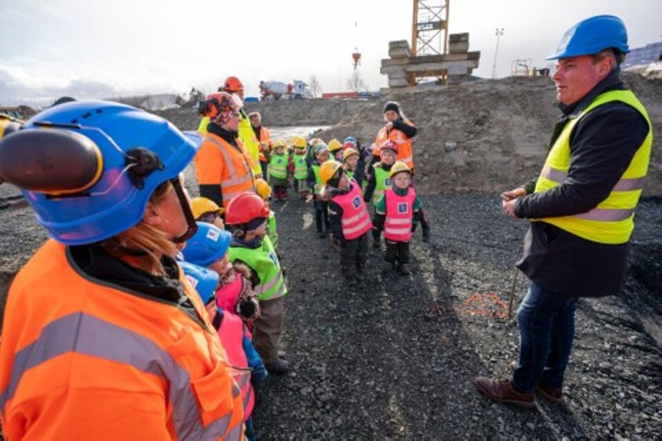 The children from Simförskolan Sally got to accompany them into the worksite for the new bathhouse.