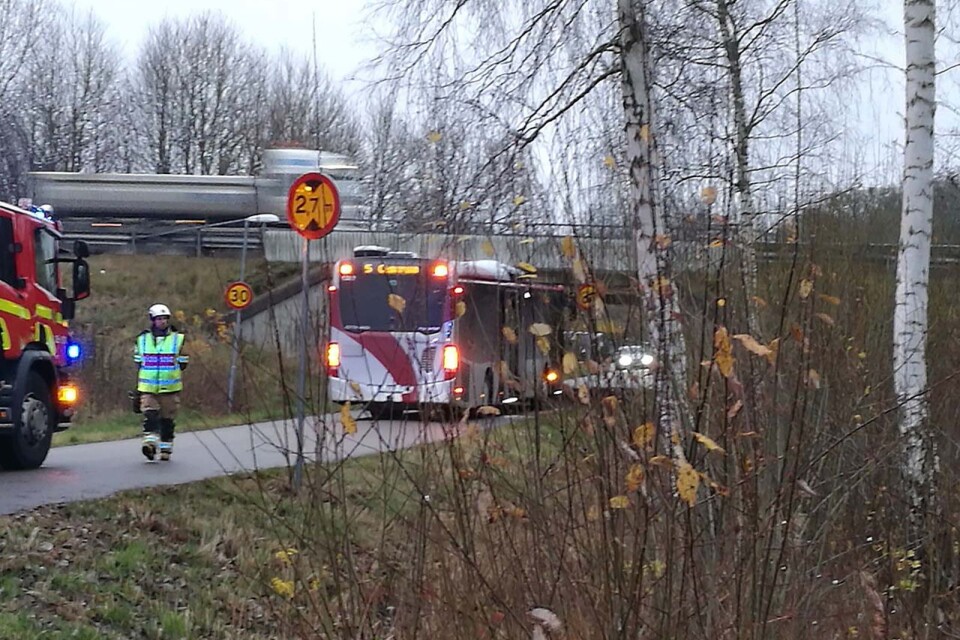 En buss från Blekingetrafiken körde under måndagseftermiddagen fast i en viadukt intill E22 i Nättraby.