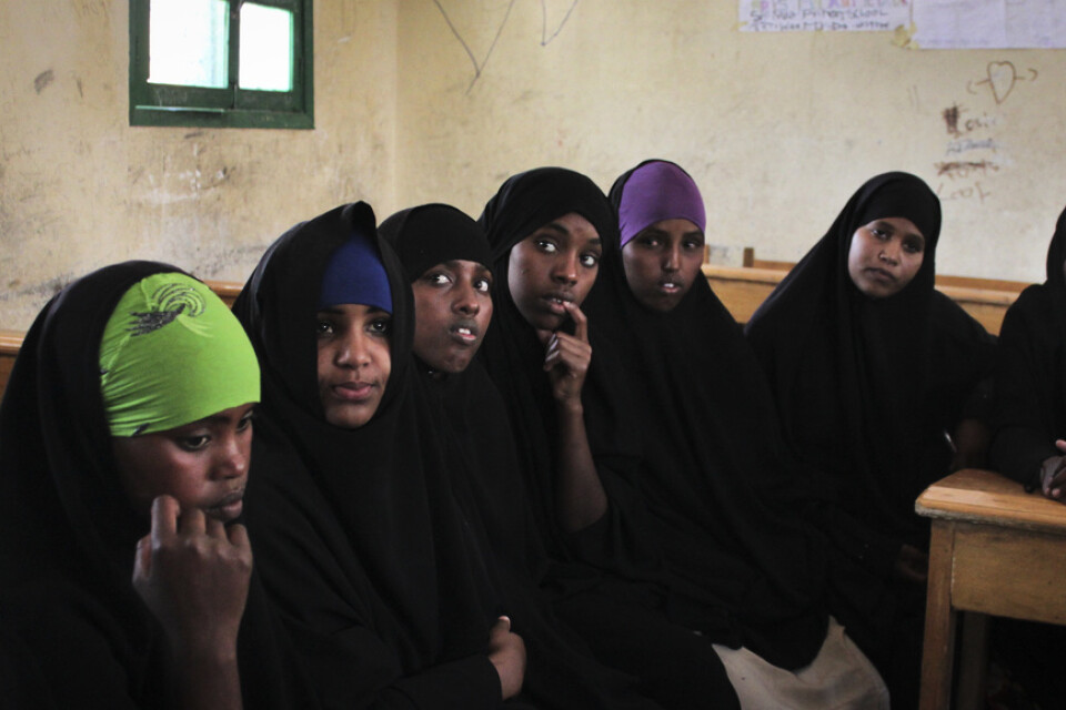 Tonårsflickor informeras om kvinnlig könsstympning efter skolan i Hargeisa i utbrytarregionen Somaliland. Arkivbild.