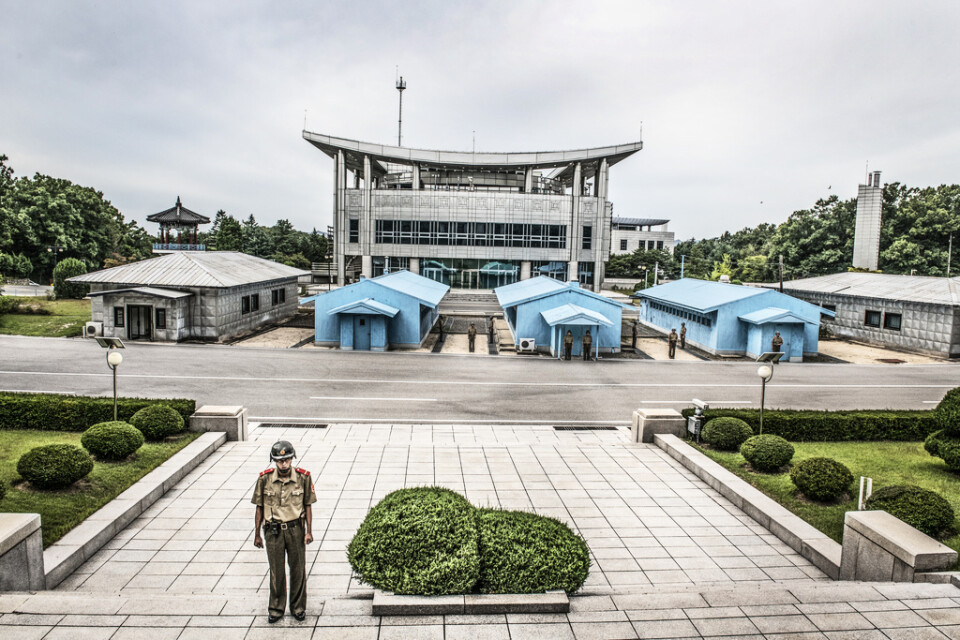 DMZ, demilitariserade zonen med Conference Row-platsen där tre blå baracker för samman Nordkorea och Sydkorea. Arkivbild.