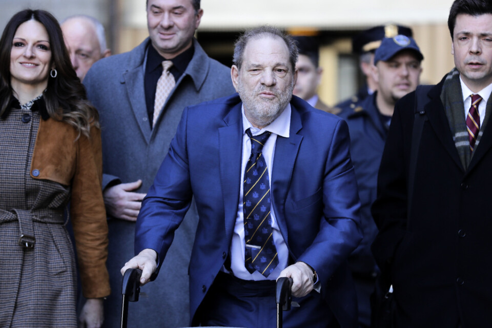 Harvey Weinstein har flera gånger setts med en rullator utanför rättegångssalen. Till vänster syns hans försvarsadvokat Donna Rotunno.