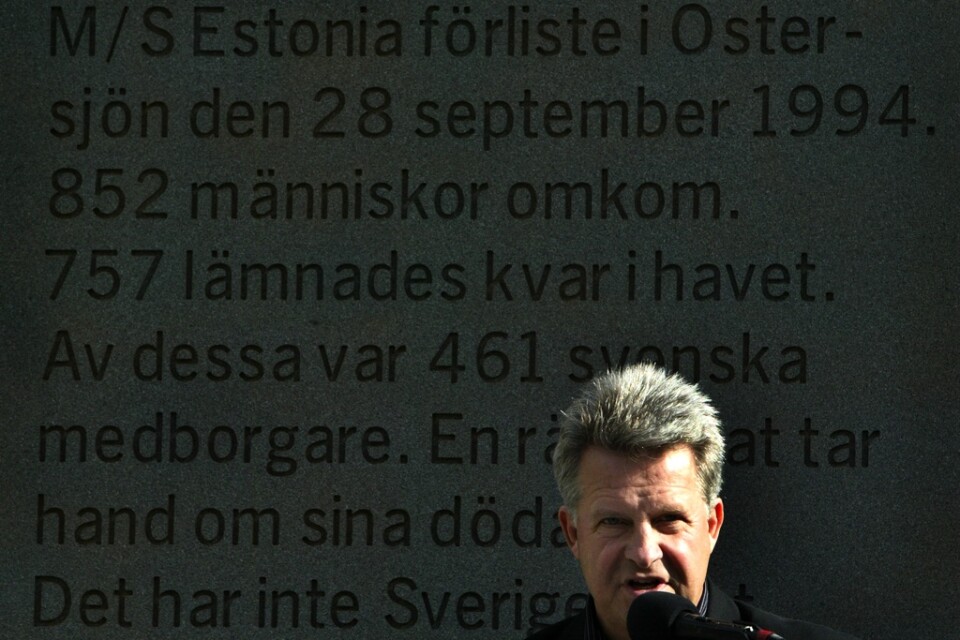 Lennart Berglund har engagerat sig i förlisningens efterspel sedan den skedde, främst genom Stiftelsen Estoniaoffren och anhöriga (SEA). Här talar han vid en minnesstund 2004, då det gått 20 år sedan katastrofen. Arkivbild.