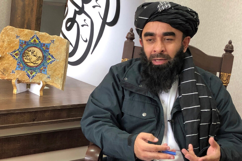 Talibanernas talesperson Zabihullah Mujahid öppnar för att flickor och kvinnor i hela Afghanistan kan återvända till klassrummen i vår.