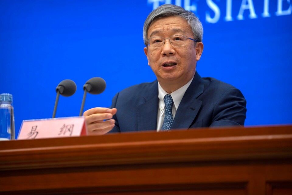 Kinas centralbankschef Yi Gang väntades gå i pension i år men han fortsätter otippat som chef. Arkivbild.
