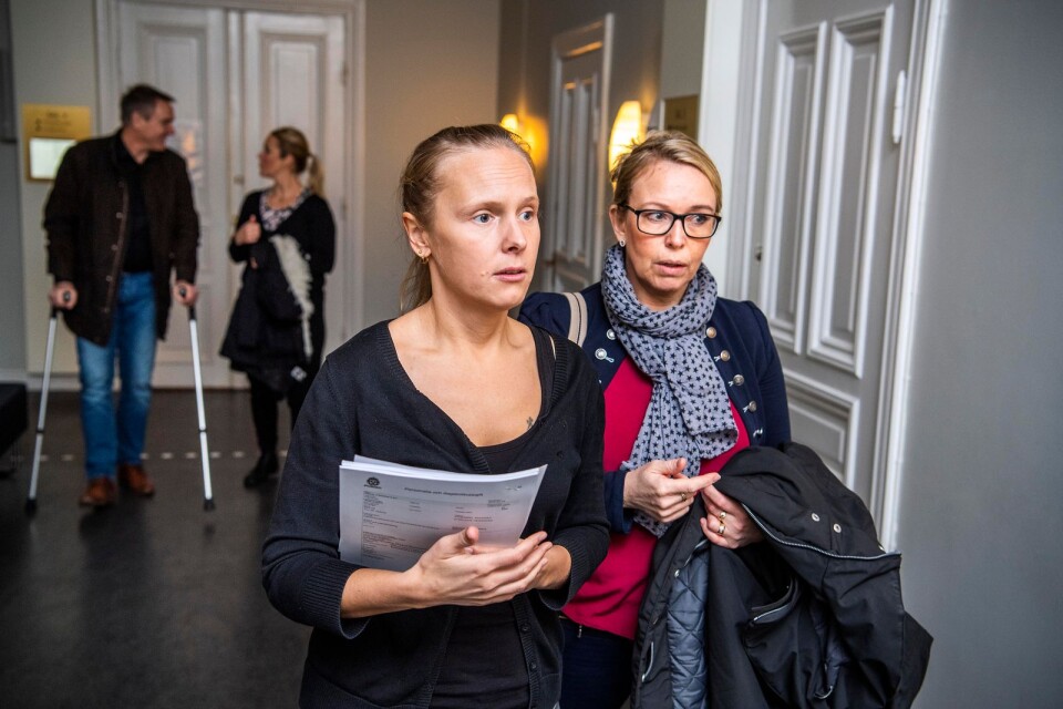 Åklagare Lena-Marie Bergström, till vänster, på väg in i rättegångssalen.