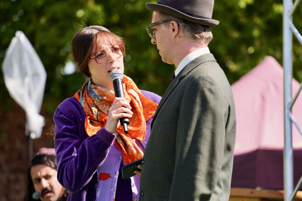 Marika Willstedt som reporter från Ekot och Fredrik Meyer som Hjalmar Mehr i Almstriden, på "Parkteatern". Pressbild.