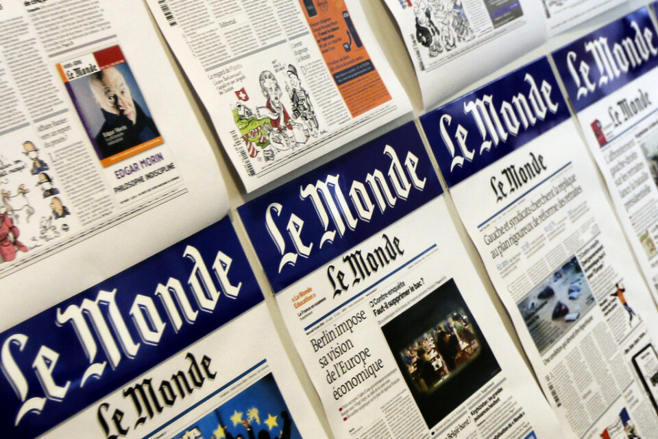 Bilden visar en samling av Le Mondes förstasidor som hänger på dagstidningens huvudkontor i Paris. Arkivbild.