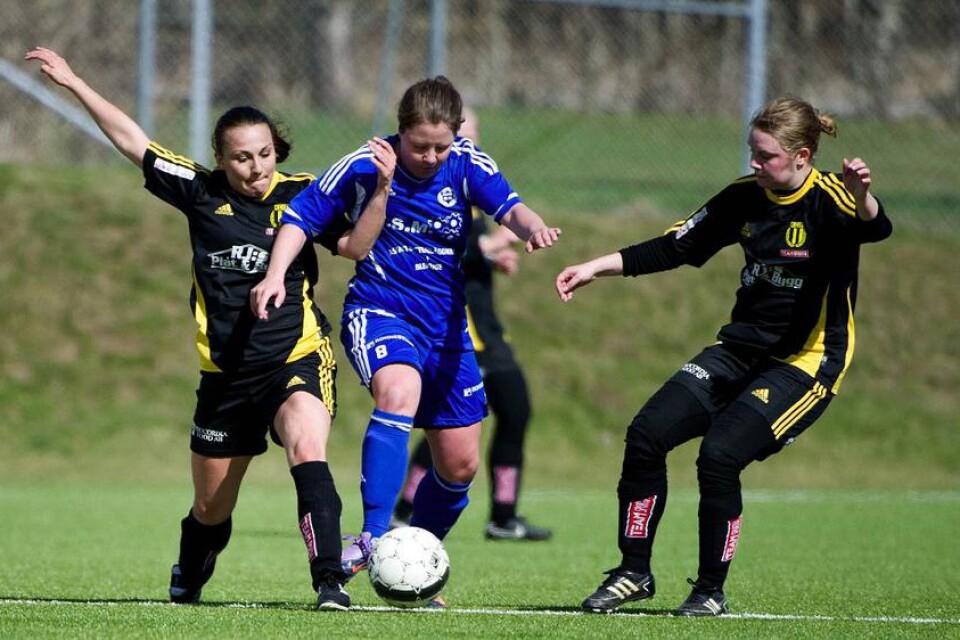 Frambrytning. Emelie Holst kämpar sig genom Kristianopels defensiva lås.