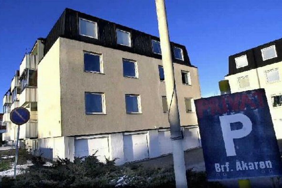 Bygglov för byte av fasadbeklädnad på de båda fastigheterna i kvarteret Åkaren i centrala Åhus blir ett fall för regeringsrätten. Bild: Tommy Svensson