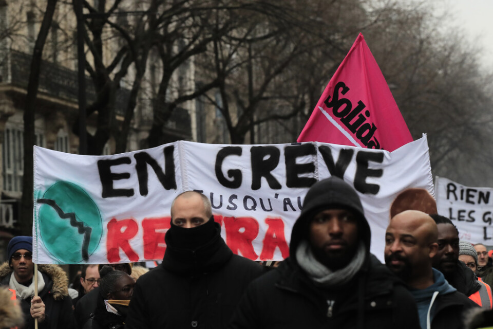 Nya protester mot den franska regeringens pensionsreform genomfördes på lördagen i Paris. Demonstrationer och strejker mot förslaget har lamslagit delar av Frankrike i en månad. Bilden är från demonstrationen i Paris förra lördagen.