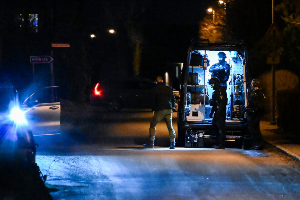 En stor polisinsats pågick på fredagskvällen i Sjöbotrakten. Nationella bombskyddet ryckte ut.