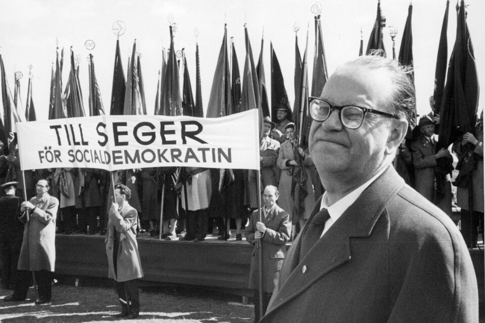 Statsminister Tage Erlander (S) vid en förstamajdemonstrationen på Gärdet. En banderoll i bakgrunden med texten "Till seger för socialdemokratin". 
I dag hade ett frågetecken passat bra på slutet av banderollen.