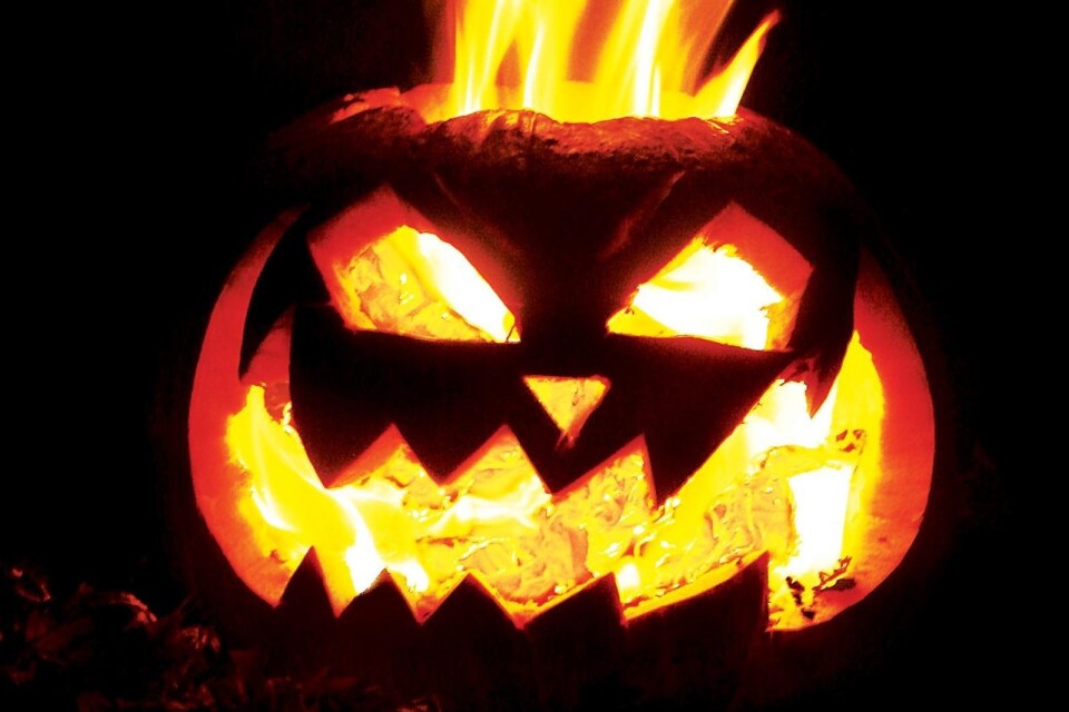 Halloween, 31/10, är kvällen då onda andar härjade. Förr i tiden trodde man att mycket ljus och ljud kunde skydda mot det onda.