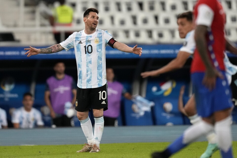 Lionel Messi slår ut med armarna i matchen mot Chile.