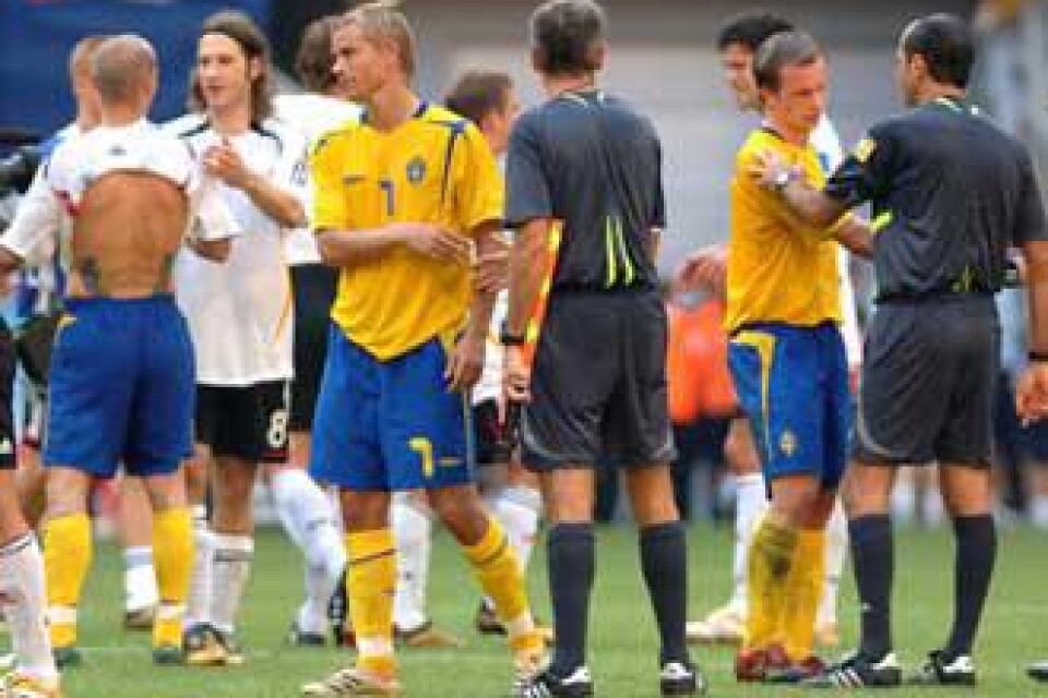 Ett slaget svenskt landslag i fotboll. Foto: Filip Sjöfors