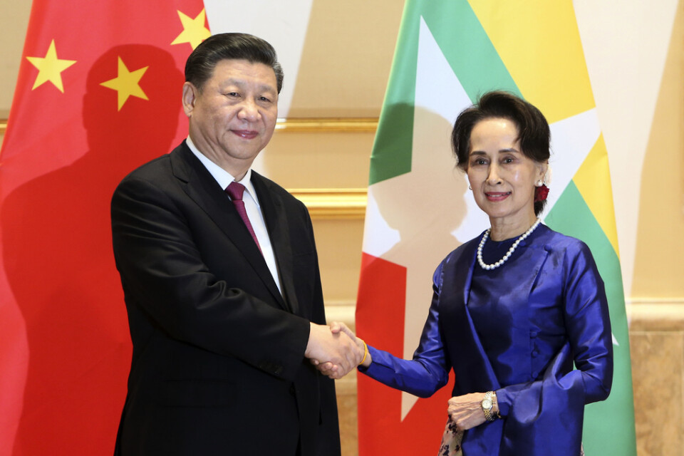 Kinas president Xi Jinping skakar hand med Myanmars de facto statschef Aung San Suu Kyi i presidentpalatset i huvudstaden Naypyitaw.