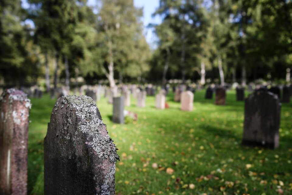 De drogpåverkade 14-åringarna smet från bensinnotan och buskörde inne på kyrkogården i centrala Jönköping. Innan polisen hann ingripa hade de krockat med en minnessten som välte. Bilen hade stulits i länet natten innan. - Det är ovanligt med så unga bil