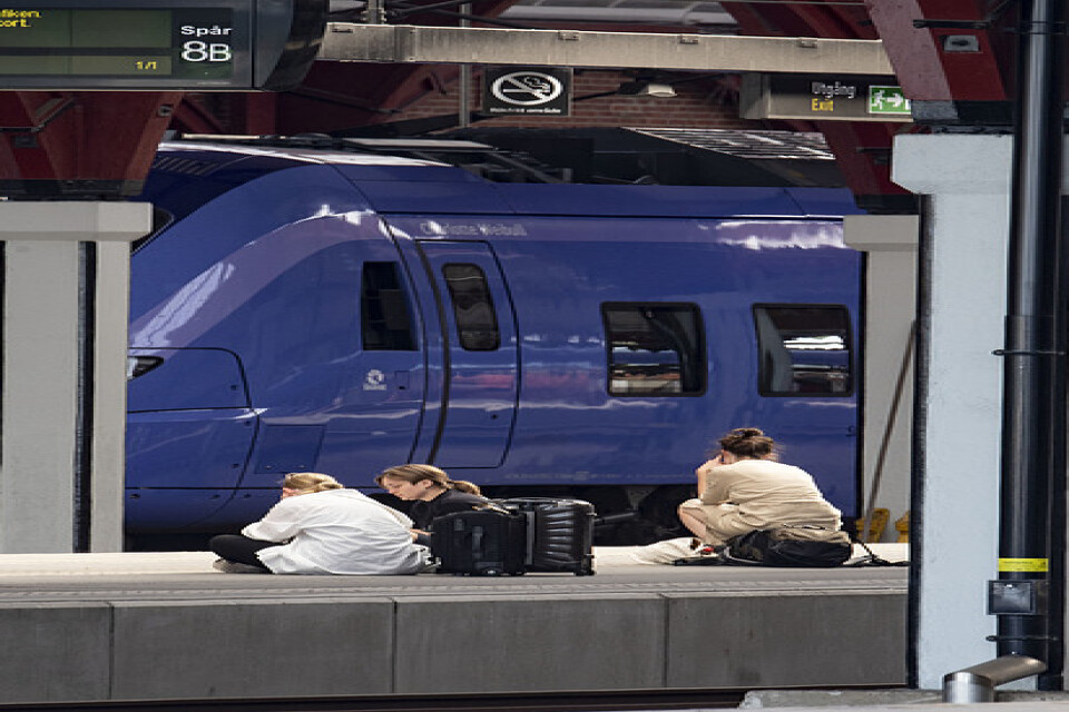 Nio av tåg har kommit i tid under det första halvåret 2019. Här väntar passagerare under ett tågstopp i Malmö den 24 juni. Arkivbild.