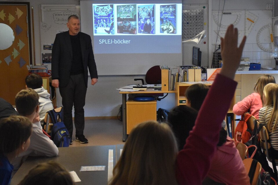 Torsten Bengtsson fick många frågor av tvåorna på Hobyskolan.