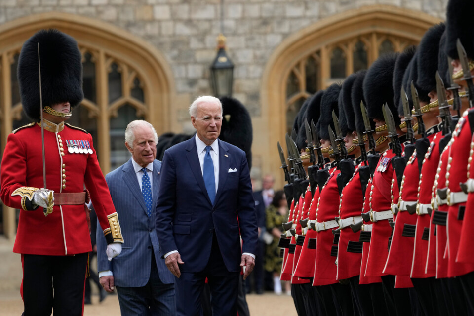 Storbritanniens kung Charles tog emot USA:s president Joe Biden under en välkomstceremoni vid Windsor Castle.