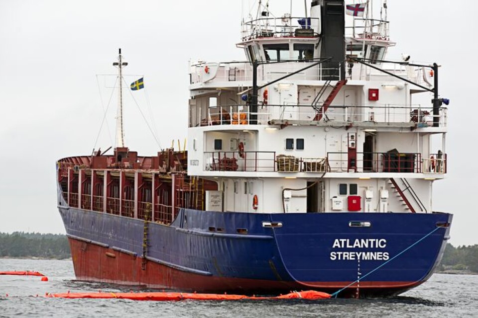 Fartyget Atlantic stod fast på grund. Dessbättre skadades ingen i samband med händelsen. Inte heller läckte det ut någon olja i vattnet.