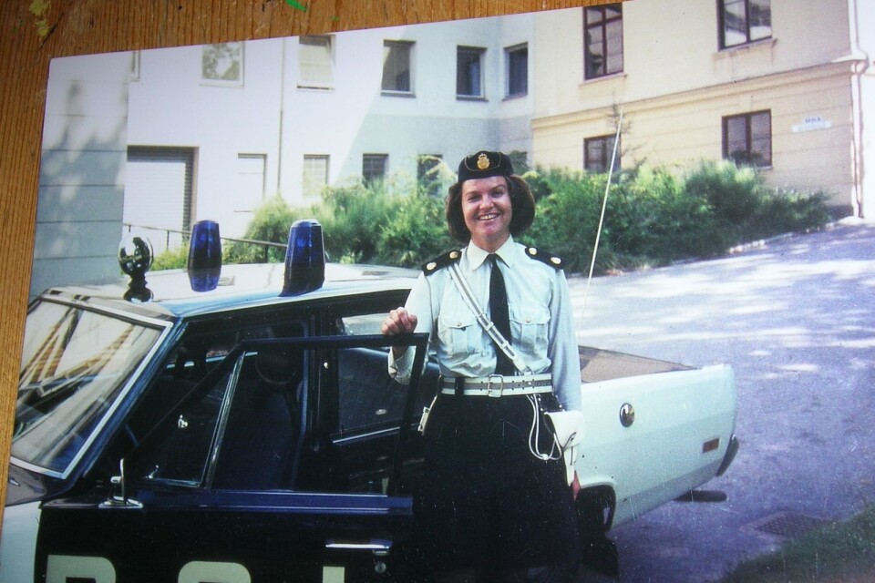 Marjatta Titoff när hon precis börjat sitt jobb som polis 1970. Polisbilen var en Chrysler Valiant.