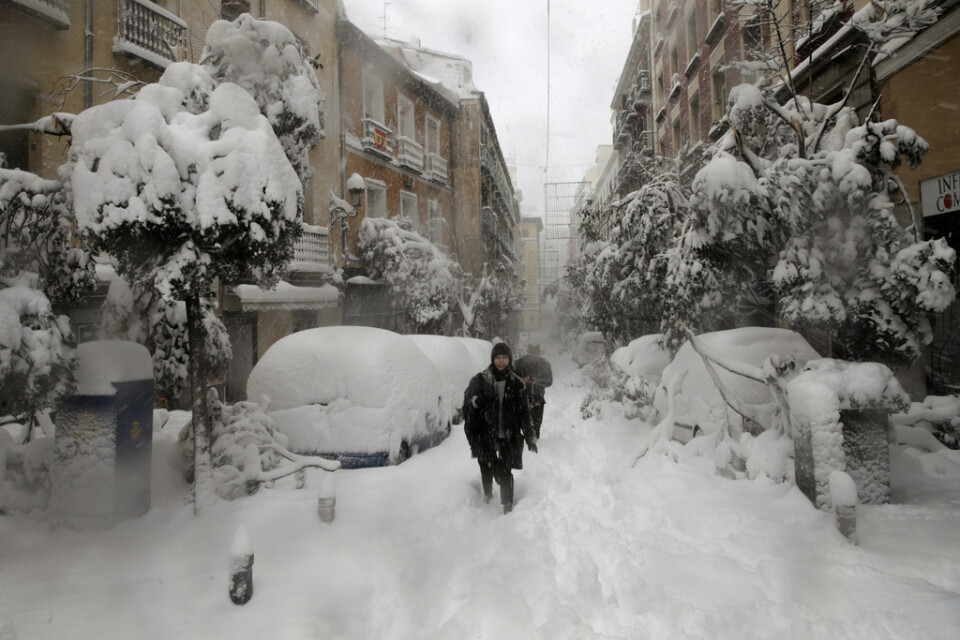 Folk pulsar fram i den rekorddjupa snön i Spaniens huvudstad Madrid.